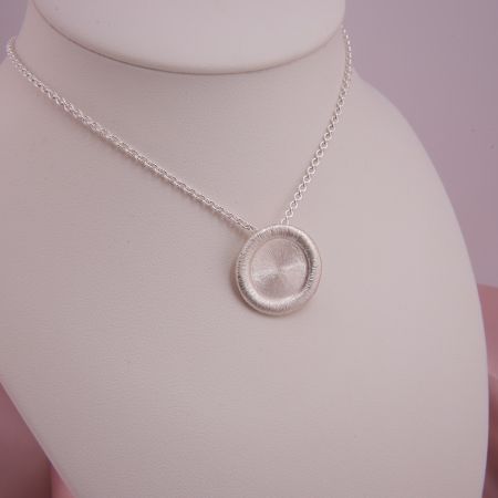 Großansicht des Kettenanhängers Coletta aus Sterling Silber mit handgearbeiteter Frässtruktur, mit Ankerkette, auf Präsentationsbüste